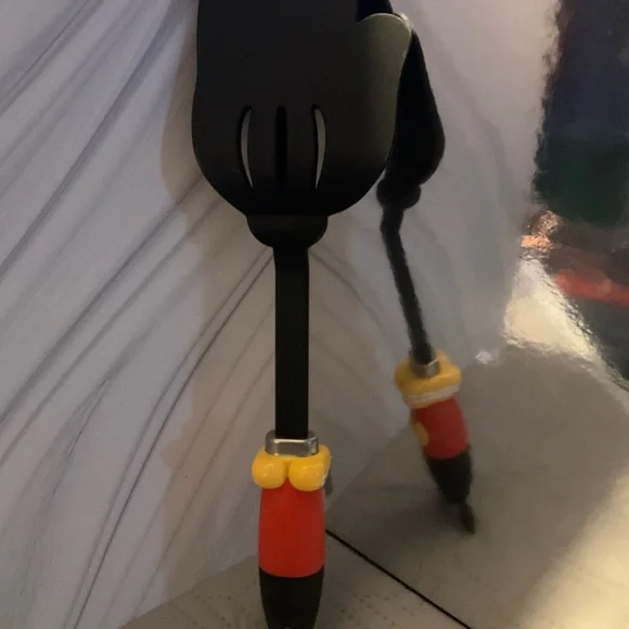 Mickey Mouse Hand Spatula - Picture 2 of 4